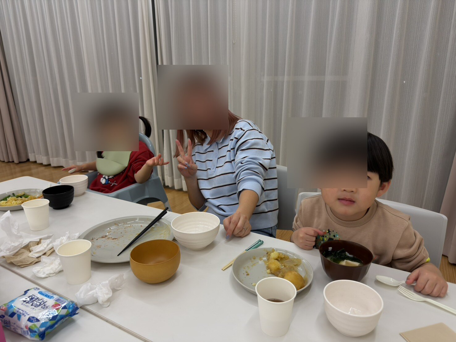 会場で親子が夕食を囲んでいる様子。顔はぼかして掲載