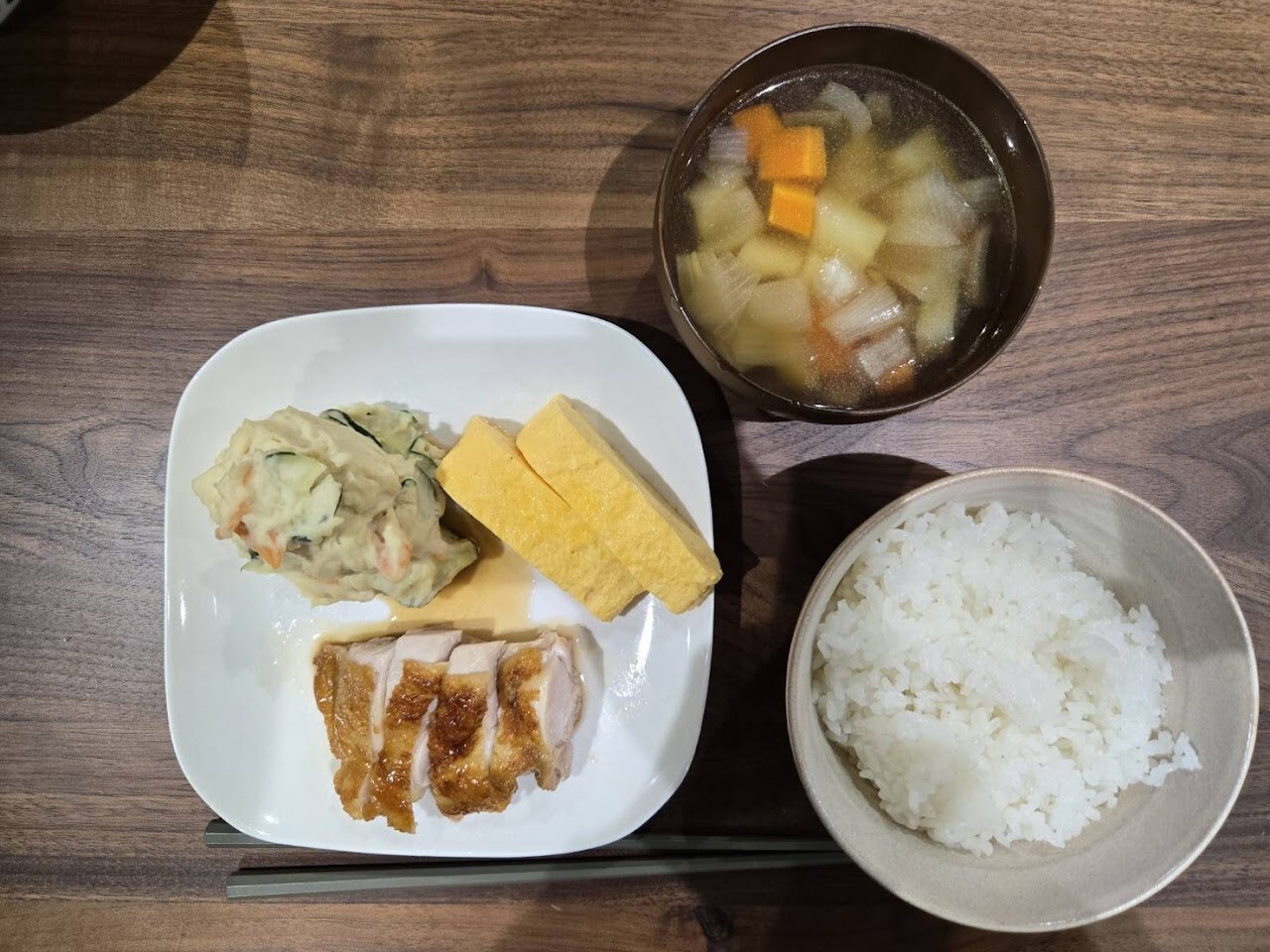 鶏肉、卵焼き、ポテトサラダ、ご飯、汁物の夕食