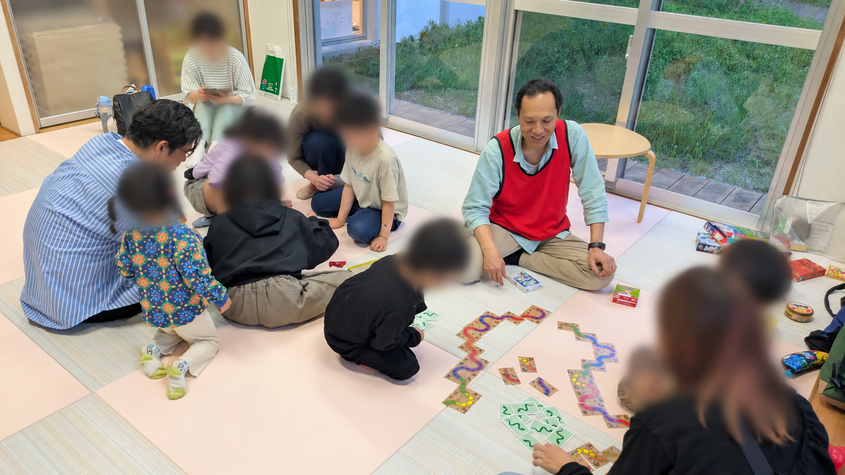 親子がカードゲームを楽しむ様子
